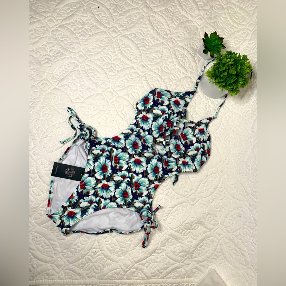 Women's one-piece swimsuit with gathered cut UPF 50+